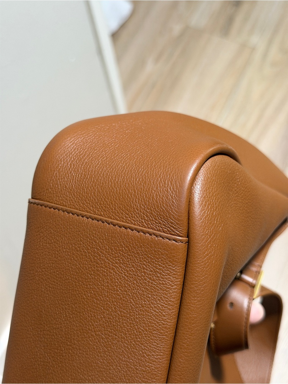 Saint Laurent Le 5 À 7 Supple Small Shoulder Bag in Grained Leather - Picture 8 of 11